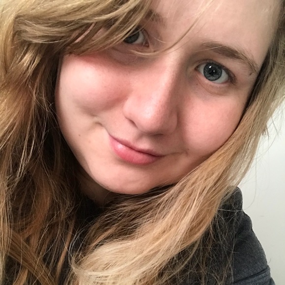 Meet your Posher, Lydia - Picture 1 of 2